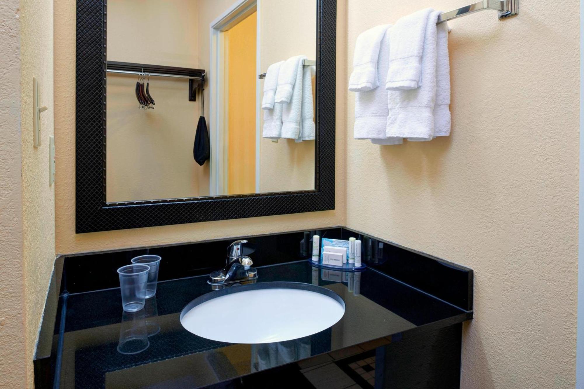 New Paris Fairfield Inn By Marriott Richmond מראה חיצוני תמונה